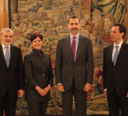 El Rey junto a la presidenta y consejera delegada de General Dynamics, Phebe N. Novakovic, el presidente de General Dynamics-European Land Systems, Al