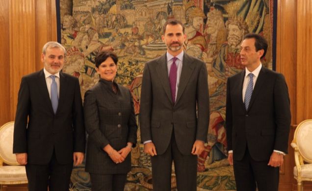 El Rey junto a la presidenta y consejera delegada de General Dynamics, Phebe N. Novakovic, el presidente de General Dynamics-European Land Systems, Al