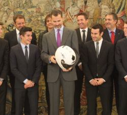 Su Majestad el Rey recibió un casco conmemorativo de la audiencia, firmado por los cuatro campeones del mundo