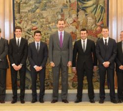 Don Felipe junto a los hermanos Márquez, Toni Bou y "Tito" Rabat, a los que acompañaron los presidentes del Consejo Superior de Deportes y l