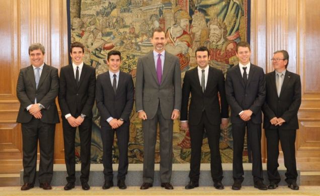 Don Felipe junto a los hermanos Márquez, Toni Bou y "Tito" Rabat, a los que acompañaron los presidentes del Consejo Superior de Deportes y la Real Fed