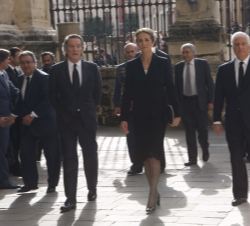 Doña Elena, acompañada por el duque de Huéscar, el duque consorte de Alba de Tormes y el alcalde de Sevilla, Juan Ignacio Zoido, a su llegada a la cat