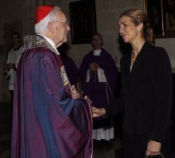 Su Alteza Real la Infanta Doña Elena recibe el saludo del cardenal arzobispo emérito de Sevilla, Carlos Amigo