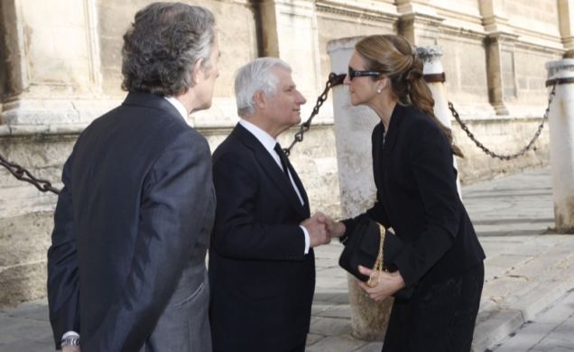 Su Alteza Real la Infanta Doña Elena, con Carlos Fitz-James Stuart, duque de Huéscar, y Alfonso Díez Carabantes, duque consorte de Alba de Tormes