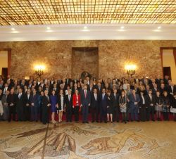 Fotografía de grupo de Sus Majestades los Reyes con las autoridades asistentes y los directores de los Centros e Institutos del CSIC