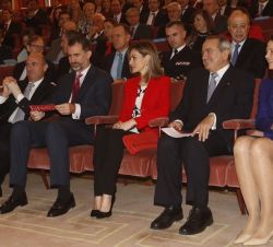 Sus Majestades los Reyes en la primera línea de asisientos, momentos antes de dar comienzo el acto