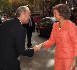 Su Majestad la Reina Doña Sofía es recibida a su llegada a la Lonja de los Mercaderes por el presidente de la Generalitat Valenciana, Alberto Fabra