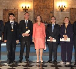 Fotografía de grupo de Su Majestad la Reina Doña Sofía con los galardonados