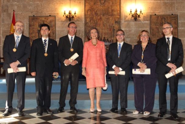 Fotografía de grupo de Su Majestad la Reina Doña Sofía con los galardonados