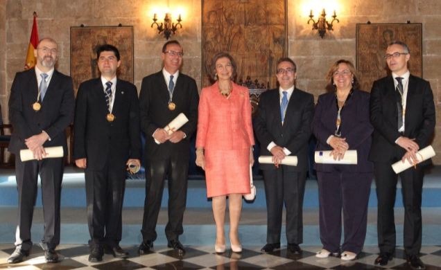 Fotografía de grupo de Su Majestad la Reina Doña Sofía con los galardonados
