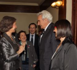 Doña Sofía a su llegada al Ateneo de Madrid con las autoriades presentes acto y los periodistas Begoña del Pueyo y Luis del Olmo, maestros de ceremoni