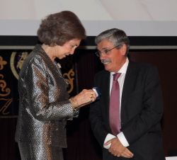 Doña Sofía recibe la Insignia de Oro de la Asociación Proyecto Hombre de manos de su presidente, Luis Manuel Flórez