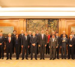 Don Felipe acompañado por los miembros del Patronato de FIES y antiguos premiados