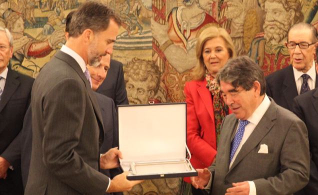 Su Majestad el Rey entrega el premio FIES de Periodismo a Tom Burns