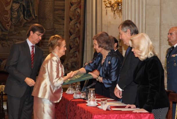 Su Majestad la Reina Doña Sofía entrega el premio a María Victoria Atencia