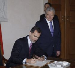 Don Felipe firma en el Libro de Honor en presencia del Presidente Gauck. 