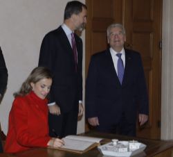 Doña Letizia firma en el Libro de Honor en presencia de Don Felipe y el Presidente Federal.