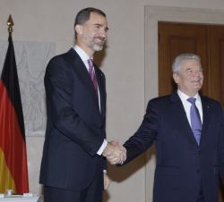 Saludo entre Su Majestad el Rey y el Presidente de la República Federal de Alemania.