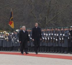 Don Felipe y el Presidente Gauck pasan revista a las tropas que rendían honores.