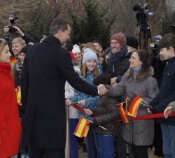 Los Reyes saludan a los alumnos y profesores de la escuela bilingüe hispano-alemana "Robert Blum", que acudieron a la ceremonia de bienvenid
