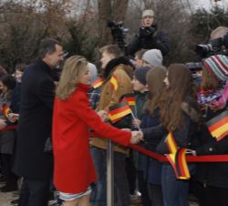 Los Reyes y el Presidente Gauck saludan a los alumnos y profesores de la escuela bilingüe hispano-alemana "Robert Blum", que acudieron a la 