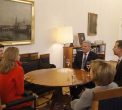 Encuentro entre los Reyes y el Presidente Federal y su esposa.