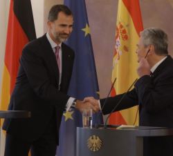 Saludo entre el Rey y el Presidente Federal, una vez finalizada la declaración institucional.