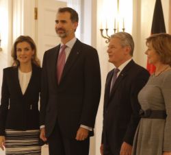 Los Reyes y el Presidente Gauck y su esposa, antes del almuerzo ofrecido en honor de Don Felipe y Doña Letizia.