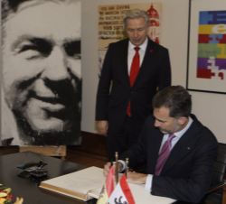 Su Majestad el Rey firma en el Libro de Oro del Ayuntamiento de Berlín, en presencia del alcalde Wowereit.
