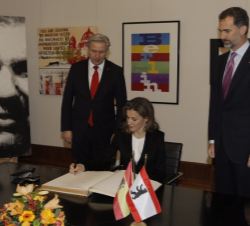 Su Majestad la Reina firma en el Libro de Oro del Ayuntamiento de Berlín, en presencia de Su Majestad el Rey y el alcalde Wowereit.