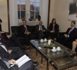 Reunión de Sus Majestades los Reyes con el alcalde-presidente de Berlín, Klaus Wowereit, junto con las respectivas delegaciones. 