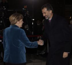 La canciller federal de Alemania, Angela Merkel, saluda a Don Felipe a su llegada.