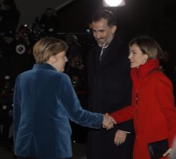 Su Majestad la Reina recibe el saludo de la canciller alemana, Angela Merkel, en presencia de Su Majestad el Rey.