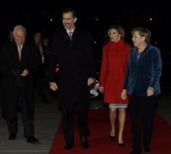 Los Reyes y el ministro de Asuntos Exteriores y de Cooperación, José Manuel García-Margallo, con la canciller alemana, Angela Merkel.