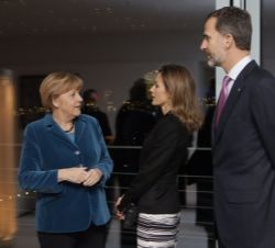 Los Reyes y el ministro de Asuntos Exteriores y de Cooperación, José Manuel García-Margallo, con la canciller alemana, Angela Merkel.