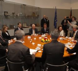 Reunión de Sus Majestades los Reyes con el presidente del Parlamento de la República Federal de Alemania, acompañados por las respectivas delegaciones