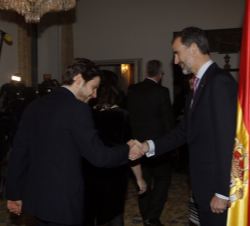 Su Majestad el Rey recibe el saludo del actor Daniel Brühl.