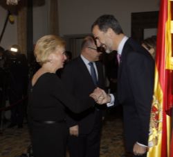 Su Majestad el Rey saluda a la presidenta de la Fundación Bertelsmann, Liz Mohn
