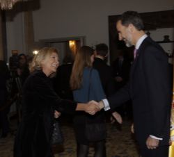 Su Majestad el Rey saluda a la periodista Sabine Christiansen.