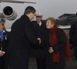 Su Majestad el Rey es recibido a su llegada por la ministra de Asuntos Federales, Europa y Medios de Comunicación del Estado de Renania del Norte-West