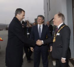 Don Felipe recibe el saludo del alcalde de Bielefeld, Pit Clausen