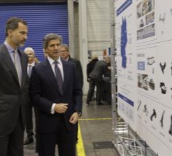 Su Majestad el Rey observa un panel informativo del Grupo Gestamp