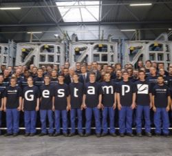 Don Felipe junto a una representación de los trabajadores de Gestamp