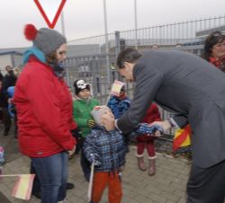 Don Felipe saluda cariñosamente a un grupo de niños en la salida de la sede de Gestamp