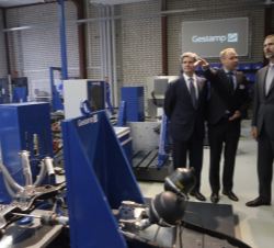 Don Felipe visitó el Centro de Innovación Gestamp Chassis