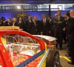 Don Felipe observa las piezas de un automóvil que son fabricadas por Gestamp en un vehículo de plexiglás