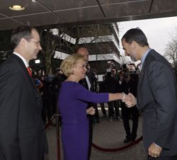 Su Majestad el Rey es recibido por la presidenta de la Fundación Bertelsmann, Liz Mohn, a su llegada a la sede de la Fundación Bertelsmann