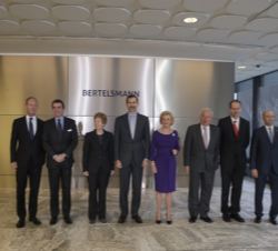 El Rey junto a la ministra de Asuntos Federales, Europa y Medios de Comunicación del Estado de Renania del Norte-Westfalia, la presidenta de la Fundac