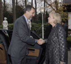 Su Majestad el Rey es recibido por ministra Presidenta del Estado de Renania del Norte-Westfalia, Hannelore Kraft a su llegada a la residencia de la P