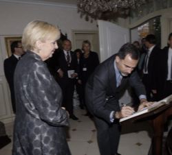 Su Majestad el Rey firma en el libro de honor en la residencia de la Presidenta de la Fundación Bertelsmann